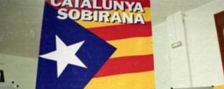 Rajoy posando bajo una estelada independentista