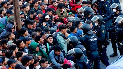 Tres o cuatro policías canalizan amablemente a las hordas gais (el 85% de los asaltantes se declaran tales en la primera y única invasión homosexual jamás producida